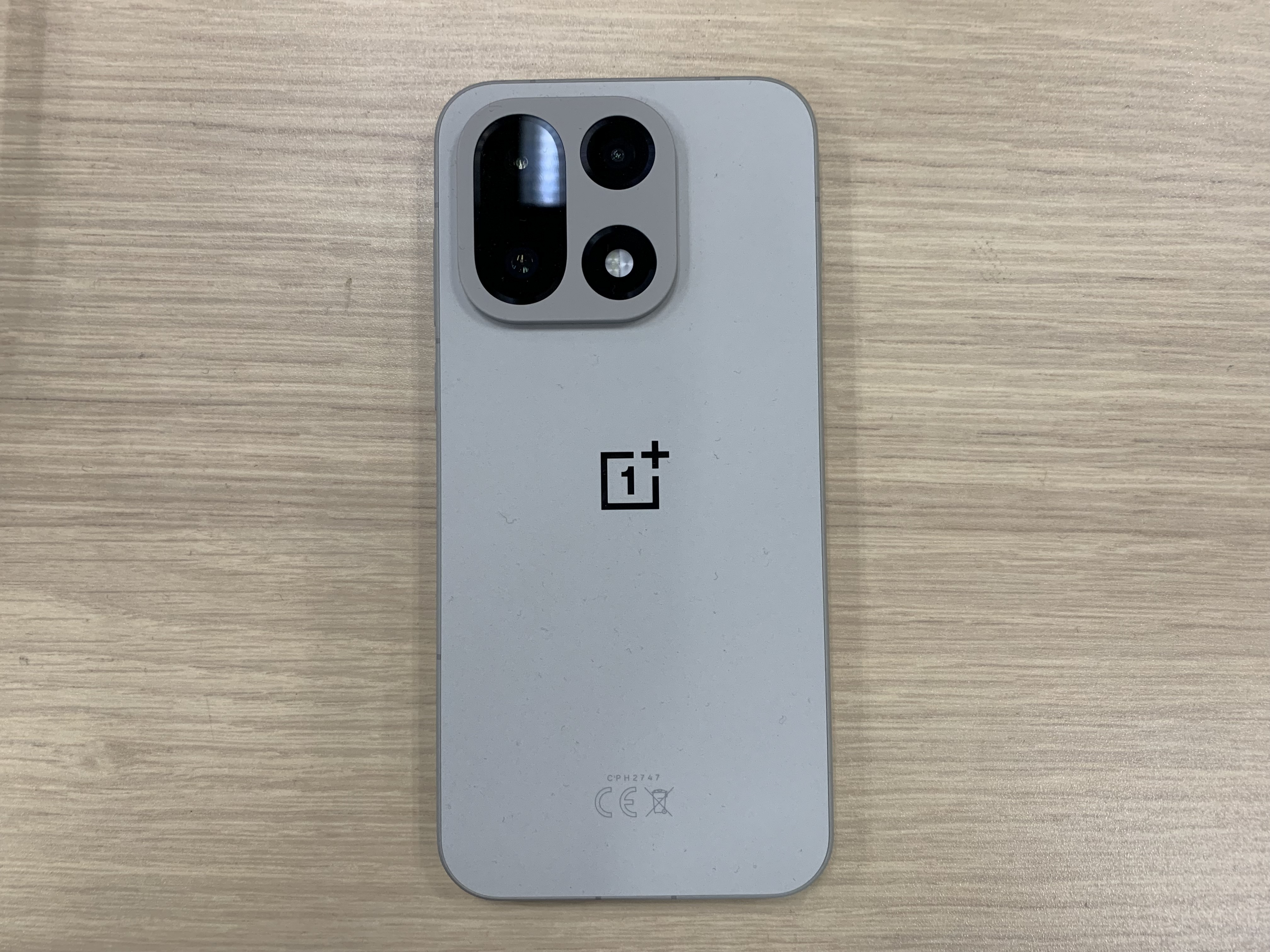 OnePlus �X�}�[�g�t�H��